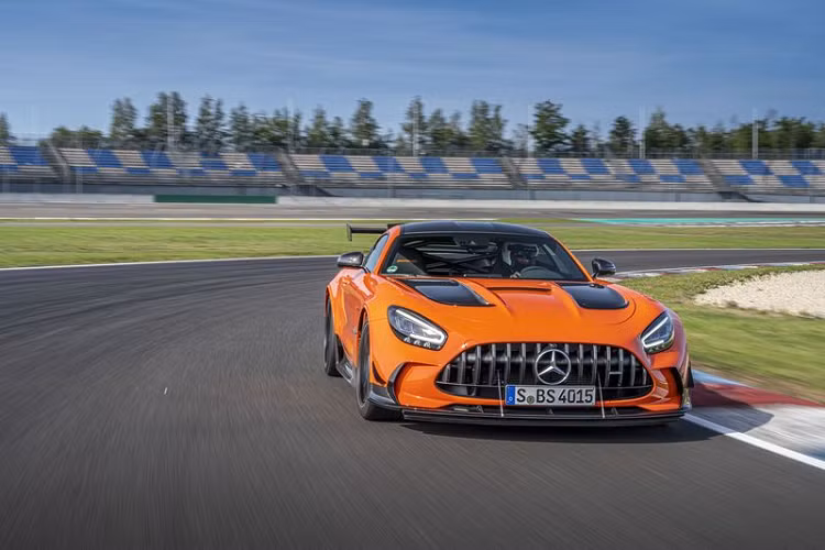 Các tính năng đáng chú ý khác trên siêu xe Mercedes-AMG GT Black Series bao gồm cản sau bằng sợi carbon, hệ thống ống xả thể thao bốn pô được chia tách bởi bộ khuếch tán rộng và hầm hố, cửa kính trước và sau mỏng hơn, cùng bộ mâm đúc 10 chấu sơn đen mờ kích thước 19 inch ở phía trước và 20 inch phía sau, tất cả được bọc gọn trong lốp Michelin Pilot Sport Cup 2 R.