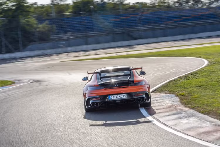 Điểm nhấn của Mercedes-AMG GT Black Series chính là khối động cơ V8 4.0L sử dụng trục khuỷu phẳng, cho công suất tối đa lên tới 720 mã lực và momen xoắn cực đại 800 Nm.
