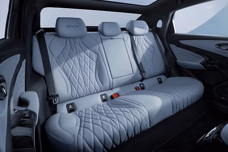 Điểm nhấn tiếp theo của BYD Seal là cụm điều khiển trung tâm với thiết kế kiểu yên ngựa mềm mại, đi kèm cần số pha lê tuyệt đẹp, theo phong cách của những chiếc xe sang như BMW hay Volvo.