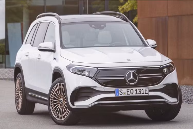Chi ra thêm 1.250 USD (28,75 triệu VND) người dùng sẽ nhận được bản nâng cấp EQB Exclusive. Với gói trang bị này, Mercedes-Benz EQB sẽ thêm một chút sang trọng với gói Keyless-Go, sạc không dây cảm ứng và hệ thống âm thanh nổi cao cấp.