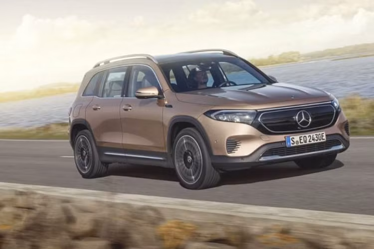 Mẫu xe SUV Mercedes-Benz EQB chạy điện sở hữu đồng hồ kỹ thuật số 10,25 inch và màn hình cảm ứng cùng kích thước. Vô lăng thể thao tích hợp phím chức năng. Các trang bị an toàn nổi bật bao gồm phanh tự động với tính năng phát hiện người đi bộ, hỗ trợ giữ làn đường chủ động, hệ thống giám sát điểm mù thông minh.