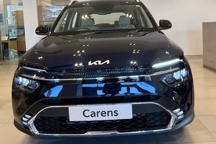 Theo đó, tại thị trường Ấn Độ, Kia Carens 2022 giá rẻ được chia thành 5 bản trang bị, bao gồm Premium, Prestige, Prestige Plus, Luxury và Luxury Plus, dao động từ 899.000 - 1.699.000 Rupee (khoảng 271 - 513 triệu đồng). Như vậy, so với Mitsubishi Xpander và Suzuki Ertiga ở Việt Nam, Kia Carens 2022 bản tiêu chuẩn có giá chỉ bằng một nửa.