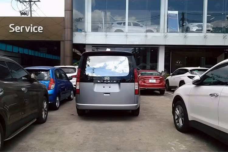 Hiện chưa rõ TC Motor trong thời gian tới sẽ phân phối dòng Hyundai Staria 2022 thế hệ mới với nhiều phiên bản hay không.Tại thị trường Thái Lan, Hyundai ở Thái Lan đang phân phối dòng Hyundai Staria với tổng cộng 2 phiên bản 2.2 Diesel S AT và 2.2 SEL Diesel AT với mức giá lần lượt 1,2 và 1,4 tỷ đồng.