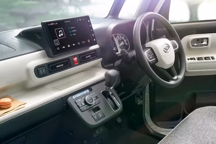 Nhìn chung, nội thất của mẫu xe kei car này vẫn được thiết kế theo phong cách đơn giản nhưng thoải mái, cộng thêm những trang bị thực dụng như ngăn đựng cốc, ngăn kéo đựng đồ, móc treo quần áo phía sau ghế trước và cửa trượt chỉnh điện.