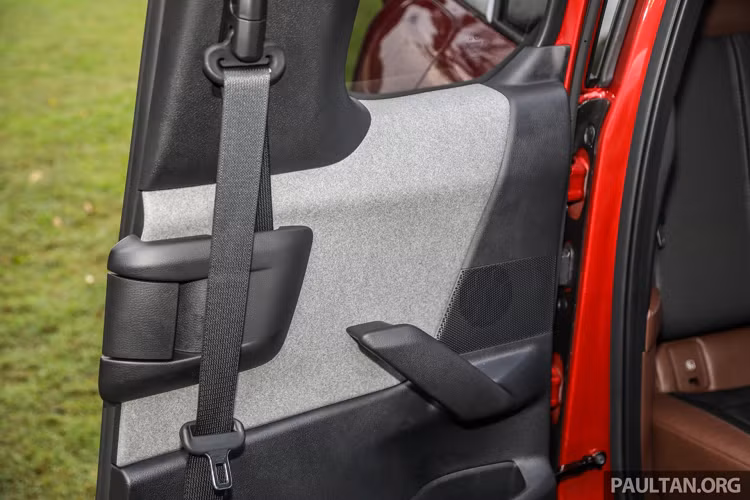 Tương đương CX-30 nhưng MX-30 có những đường nét khác biệt ở đầu xe, rất dễ nhận ra. Đặc biệt MX-30 có cấu hình 4 cửa với 2 cửa khoang hành khách mở ngược, Mazda gọi đây là "freestyle doors". Trước đây có mẫu Toyota FJ Cruiser có kiểu cửa lạ mắt này.