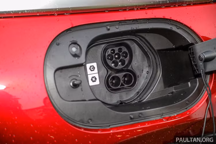 Mazda MX-30 đi kèm với bộ sạc AC tích hợp cổng Loại 2, công suất lên đến 6,6 kW. Sử dụng hộp treo tường ở mức tối đa, mất 5 giờ để sạc đầy, trong khi phích cắm điện thông thường cung cấp 3 kW sẽ mất 12 giờ.