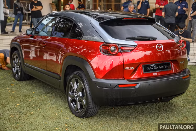 Mẫu xe điện Mazda MX-30 2022 vừa có buổi ra mắt tại Malaysia. Mẫu xe điện gầm cao mang kiểu dáng mới lạ, ngoại hình đẹp mắt. Theo Mazda, hệ thống truyền động được sử dụng trên MX-30 có tên gọi e-Skyactiv, gồm pin lithium-ion 35,5 kWh, 355 volt gắn dưới sàn xe, cung cấp phạm vi tối đa khoảng 199 km.