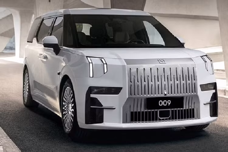 Điểm quan trọng hơn là khả năng vận hành trong phạm vi khá xa chỉ với một lần sạc của Zeekr 009. Mẫu xe này được trang bị bộ pin Qilin được CATL cung cấp. Bộ pin lithium-niken-mangan-coban có công suất 140 kWh giúp xe có thể di chuyển lên đến 822 km chỉ với một lần sạc. Đây là thử nghiệm theo chu trình CLTP, chưa phải số liệu thử nghiệm theo WLTP và EPA.