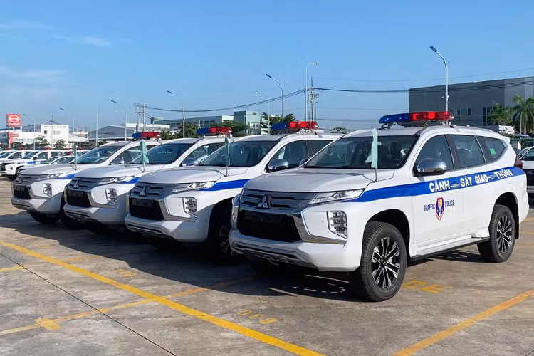 Mitsubishi Pajero Sport phiên bản dành cho Cảnh sát giao thông Việt Nam vẫn sử dụng ngôn ngữ thiết kế Dynamic Shield. Cụm đèn pha và lưới tản nhiệt kiểu dáng mới có nét tượng tự như trên mẫu bán tải Triton. 