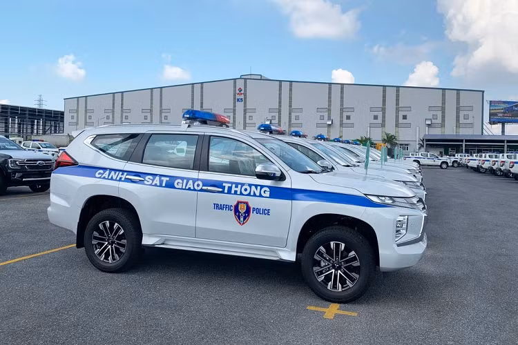 Theo đó, những chiếc Mitsubishi Pajero Sport này được làm riêng cho lực lượng CSGT Việt Nam. Xe có ngoại thất trắng tinh với điểm nhấn viền màu xanh in dòng chữ "Cảnh sát giao thông".