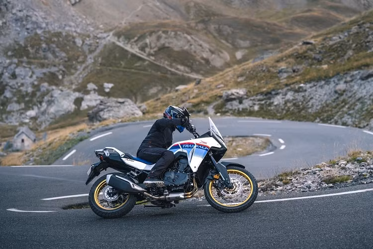 Tại triển lãm EICMA 2022 hiện đang diễn ra tại Ý, hãng Honda đã chính thức vén màn hàng loạt mẫu môtô. Trong đó, không thể không nhắc đến Honda XL750 Transalp 2023 mới. Transalp là dòng môtô phân khối lớn từng được hãng Honda ra mắt lần đầu tiên vào năm 1986. Đến nay, huyền thoại đã hồi sinh dưới cái tên Honda XL750 Transalp.