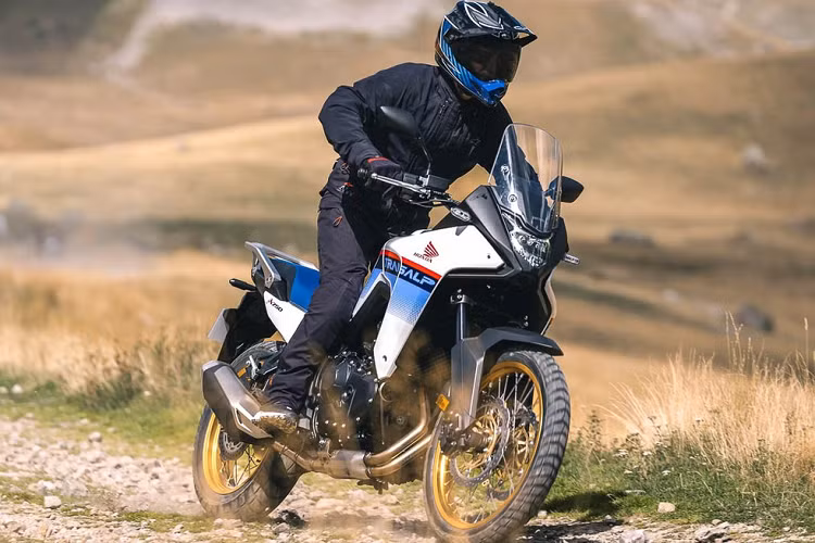 Riêng dàn áo của xe vẫn được thiết kế với cảm hứng từ Honda Transalp đời đầu. Dàn áo này sở hữu thiết kế cân bằng giữa hiệu suất khí động lực học và khả năng cản gió. Trong khi đó, kính chắn gió của xe được tối ưu hóa khả năng cản gió và tầm nhìn đồng thời giảm sự nhiễu loạn không khí.