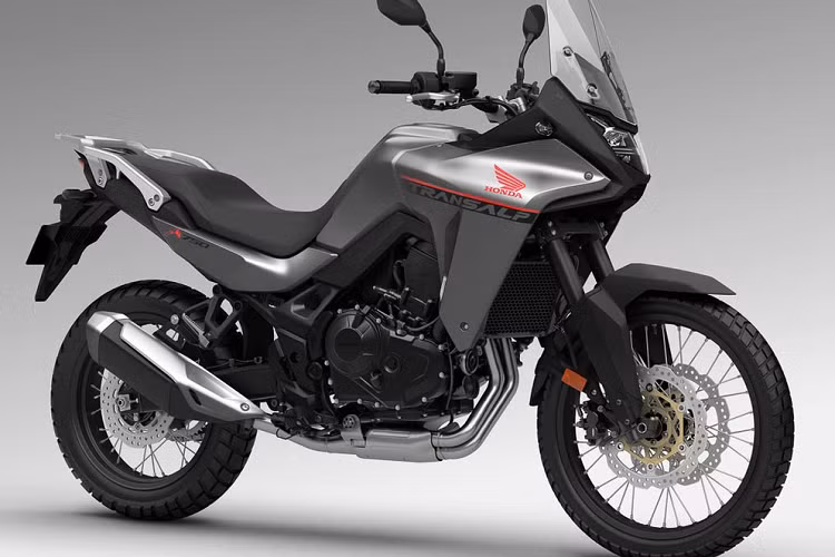 Khách hàng có thể mua thêm kính chắn gió cao hơn và những phụ kiện cản gió bổ sung do hãng Honda cung cấp. Trước mặt người điều khiển là bảng đồng hồ kỹ thuật số với màn hình màu TFT 5 inch với nhiều chế độ hiển thị. Ngoài ra, màn hình này còn đóng vai trò giao diện cho hệ thống ra lệnh bằng giọng nói, hỗ trợ điện thoại thông minh Android của người điều khiển.