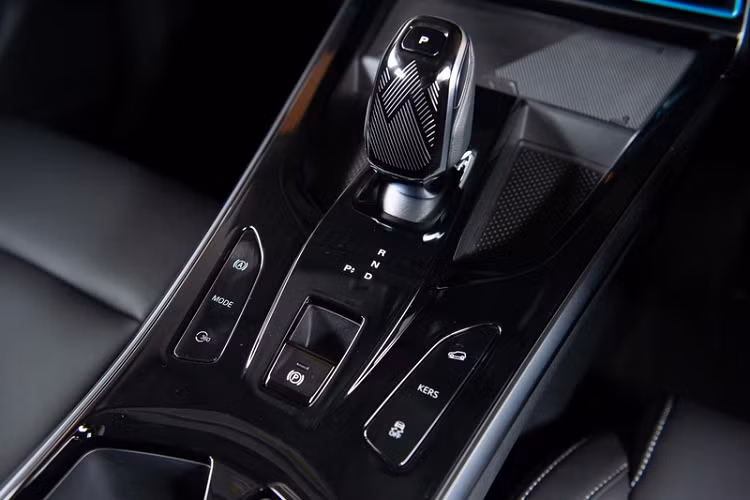 So với Kia Seltos, mẫu xe SUV MG VS HEV ngắn hơn 30 mm, rộng hơn 10 mm và cao hơn 19 mm, trục cơ sở dài hơn 15 mm.