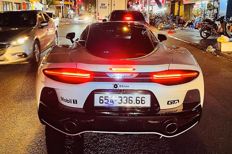  Giá xe McLaren GT này hiện vẫn chưa được tiết lộ, nhưng dự đoán sẽ trên dưới 23 tỷ đồng. Tại Mỹ, McLaren GT có giá bán khởi điểm từ 210.000 USD (khoảng 4,84 tỷ đồng), trong khi giá bán quy đổi ở Singapore là 13,2 tỷ đồng.