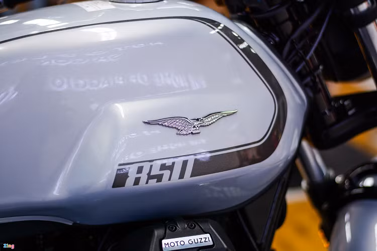 Moto Guzzi V7 2022 mới tại Việt Nam có kích thước tổng thể 2.165 x 800 x 1.100 mm (dài x rộng x cao), khối lượng 227 kg.