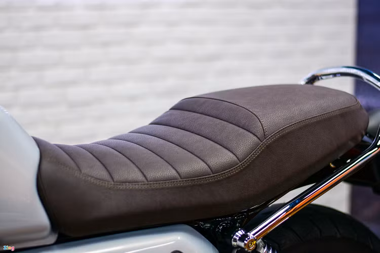 Động cơ trên Moto Guzzi V7 là động cơ dung tích 853 cc, 2 xy-lanh. Khối động cơ này có khả năng tạo ra công suất 65 mã lực tại 6.800 vòng/phút, mô-men xoắn cực đại 73 Nm tại 5.000 vòng/phút. Xe được trang bị hộp số 6 cấp. Công nghệ an toàn trên mẫu xe này chỉ có phanh ABS 2 kênh và kiểm soát lực kéo MGCT.