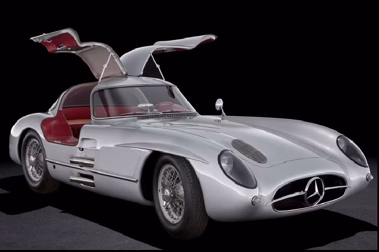 Trên thế giới chỉ có đúng 2 nguyên mẫu Mercedes-Benz 300 SLR Uhlenhaut Coupe đời 1955, xe được đặt tên theo tên kỹ sư trưởng của Mercedes vào thời điểm đó, Rudolf Uhlenhaut. Theo hãng xe Đức, 300 SLR Uhlenhaut Coupe có tốc độ tối đa gần 300 km/h.