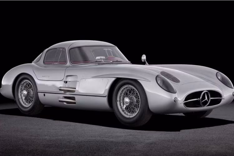 Về cơ bản, SLR Uhlenhaut Coupe là phiên bản mui trần của mẫu xe đua Mercedes-Benz SLR mui trần, được trang bị động cơ 8 xi-lanh mạnh 300 mã lực