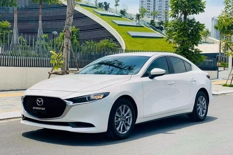 Theo nguồn tin chúng tôi ghi nhận được tại một số đại lý Mazda chính hãng ở Hà Nội, dòng Mazda3 đang giảm giá từ 30 – 60 triệu đồng cho cả bản sedan và hatchback.