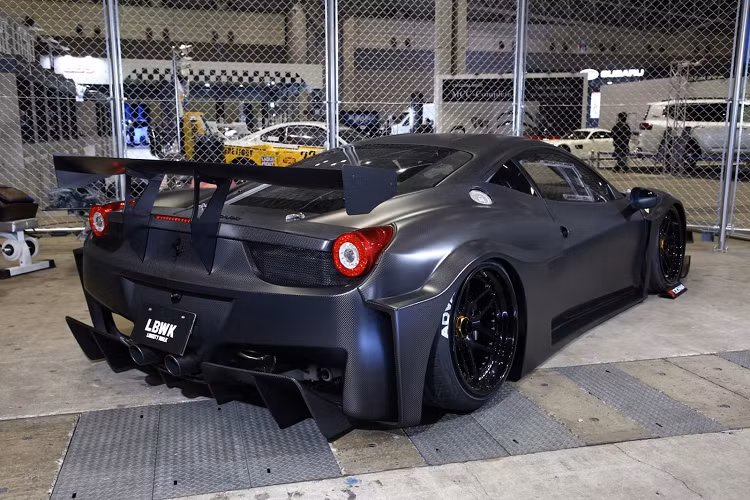 Ngoài ra, khách hàng cũng có thể lựa chọn hai tùy chọn gói bodykit với các chi tiết bằng carbon và nhựa gia cố sợi kết hợp ở mức giá là 109,450 Đô và 123,200 USD tùy thuộc vào từng bộ phận