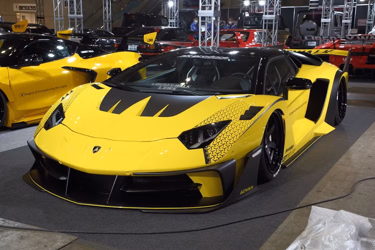 Tại sự kiện lần này, dàn xế độ Liberty Walk thân rộng với phong cách rất riêng, chủ yếu đều là những phiên bản thế hệ mới. Gian trưng bày của thương hiệu quy tụ những mẫu siêu xe như Lamborghini Aventador, Ferrari 458 và Nissan GT-R cùng với những tác phẩm kinh điển bao gồm Nissan Skyline GT-R R34 và Ferrari 512 Testarossa.