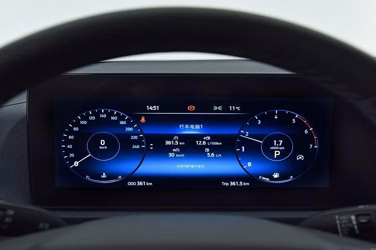 Tiếp đến là hốc gió trung tâm khá rộng và tấm ốp gầm màu bạc. Nẹp màu đen bao quanh hốc gió trung tâm của Ford Equator Sport 2022 kéo dài sang hai bên, nối liền với hốc bánh. Vòng sang bên sườn, chúng ta có thể bắt gặp bộ vành la-zăng 20 inch với thiết kế 5 chấu cũng như nẹp mạ crôm trên cửa và bao quanh cửa sổ.