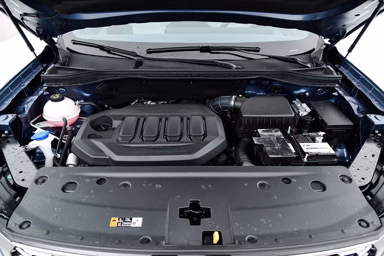 Nằm bên dưới nắp ca-pô của mẫu xe SUV Ford Equator Sport 2022 là khối động cơ xăng EcoBoost 4 xi-lanh, tăng áp, dung tích 1.5L sản sinh công suất tối đa 170 mã lực và mô-men xoắn cực đại 260 Nm. Động cơ kết hợp với hộp số tự động ly hợp kép ướt 7 cấp, cho phép xe có thể đạt tốc độ tối đa 180 km/h.