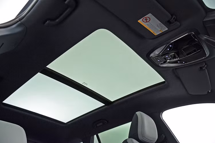 Theo hãng Ford, mẫu SUV cỡ C này sẽ có hệ thống Tencent TAI 4.0 mang đến những ứng dụng như WeChat, bản đồ Tencent thông minh, hát karaoke National K-song hay họp trực tuyến Tencent Conference. Chưa hết, xe còn có cửa sổ trời toàn cảnh Panorama, sạc điện thoại thông minh không dây, tính năng ra lệnh bằng giọng nói, cập nhật phần mềm qua Wi-Fi, hệ thống định vị thực tế ảo, kết nối với điện thoại thông minh và nhiều ngăn chứa đồ tiện dụng, đặc biệt ở hàng ghế trước.