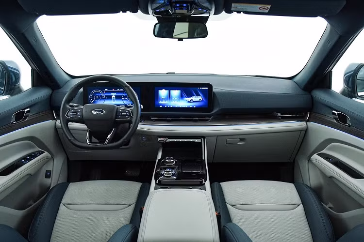 Tương tự những mẫu xe cùng thương hiệu như Equator, Mondeo và Evos mới, Equator Sport cũng được áp dụng triết lý thiết kế mới của hãng Ford. Điều này được thể hiện rõ qua thiết kế đầu xe với lưới tản nhiệt hình bát giác cỡ lớn, đi kèm mắt lưới hình tổ ong và hệ thống đèn chia thành 2 tầng. Trong đó, dải đèn LED định vị ban ngày hình móc câu nối liền với nẹp mạ crôm trên đỉnh lưới tản nhiệt. Nằm thấp bên dưới là đèn pha với 2 bóng LED được đặt trong hốc hình chữ "C" có viền màu đen.