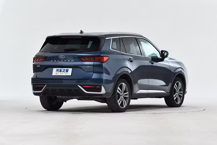 Tương tự đàn anh Equator đã bán tại Trung Quốc từ năm ngoái, Ford Equator Sport 2022 cũng là xe dành riêng cho thị trường hàng xóm của Việt Nam. So với Ford Equator, mẫu xe này có kích thước nhỏ hơn, bao gồm chiều dài 4.630 mm, chiều rộng 1.935 mm, chiều cao 1.706 mm và chiều dài cơ sở 2.726 mm.