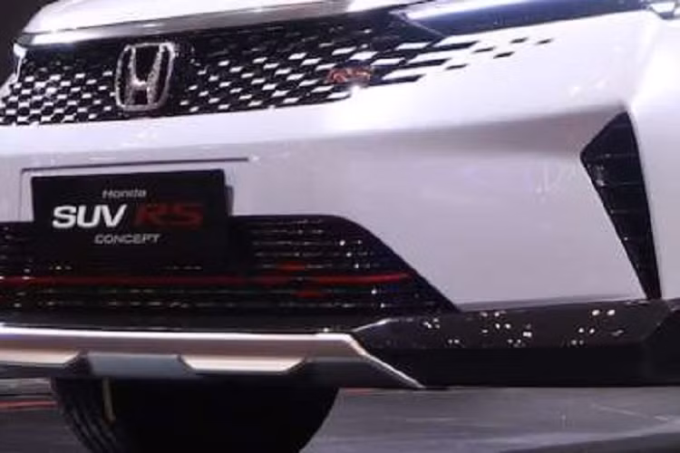 Chiếc SUV hạng A này của hãng Honda hiện chưa được công bố tên gọi chính thức. Chỉ thấy rằng, chiếc SUV cỡ nhỏ được trưng bày trong triển lãm sở hữu thiết kế giống xe đã bị lộ ảnh vào hồi tháng 7 năm nay. Theo đó, tân binh của gia đình Honda được trang bị lưới tản nhiệt hình lục giác với mắt lưới mạ crôm đa điểm, tích hợp logo "RS" màu đỏ.