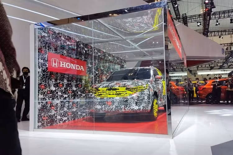 Tại triển lãm Ô tô Quốc tế Gaikindo Indonesia (GIIAS) 2022 hiện đang diễn ra ở đất nước vạn đảo, gian hàng của hãng Honda đã thu hút nhiều sự chú ý dù không có mẫu xe mới nào ra mắt. Nguyên nhân là một mẫu xe SUV Honda hạng A mới được hé lộ. Chiếc xe được trưng bày trong tủ kính cùng lớp ngụy trang kín mít.