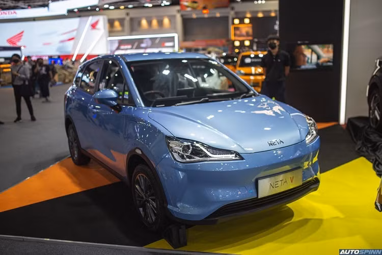Trong 2 năm đầu tiên, Neta V EV 2022 chạy điện sẽ được bán tại thị trường này dưới dạng xe nhập khẩu nguyên chiếc. Sau đó, Arun Plus - công ty con của PTT - sẽ bắt đầu lắp ráp mẫu ôtô này ở Thái Lan.