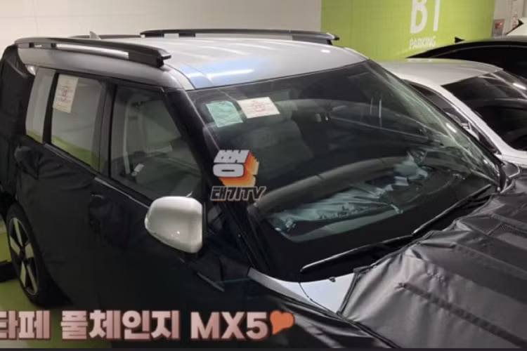 SantaFe thế hệ mới cũng hứa hẹn sẽ được gia tăng kích thước. Dự đoán nó sẽ là một sự lột xác hoàn toàn so với thế hệ hiện tại. Hình ảnh ngụy trang đã hé lộ dáng xe vuông hơn, hình hộp hơn của Santa Fe, gợi nhớ đến những chiếc Land Rover Defender.
