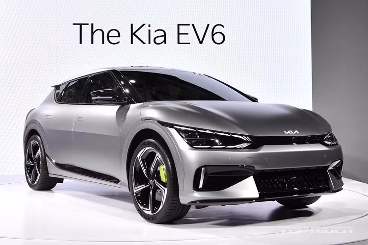  Kia EV6: 9,2/10 Mặc dù có nhiều điểm chung với Hyundai Ioniq 5, nhưng Kia EV6 mang dáng vẻ thể thao cùng khả năng vận hành mạnh mẽ hơn. Với công suất lên tới 320 mã lực, EV6 có thể tăng tốc tới 96,6 km/h nhanh không kém chiếc Porsche Taycan. Bên cạnh đó, cabin của xe còn có rất nhiều công nghệ cao và trang bị an toàn chủ động ấn tượng.