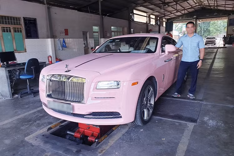 Trước khi bị Công an TP.HCM khởi tố, bắt tạm giam, bà Nguyễn Phương Hằng nổi tiếng là 1 doanh nhân thành đạt và sở hữu rất nhiều xe siêu sang đắt tiền. Hiện giới mê xe đang quan tâm không ít những chiếc xe này sẽ bị xử lý ra sao khi nữ đại gia đang tạm giam 3 tháng. Trong số những chiếc xe ôtô đắt tiền của bà Phương Hằng hay sử dụng có mẫu xe Coupe siêu sang Rolls-Royce Wraith rất nổi bật với màu hồng nữ tính.