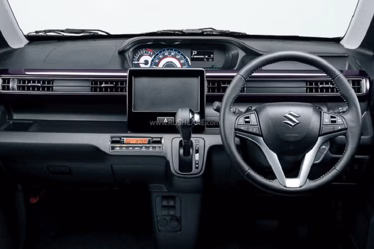 Cụ thể, Suzuki Wagon R Custom Z 2023 đi kèm cụm đèn pha hẹp hơn, nối với nhau bằng nẹp mạ crôm ở giữa. Bên dưới là lưới tản nhiệt lớn hơn so với Suzuki Wagon R 2023 phiên bản tiêu chuẩn. Ngoài ra, phiên bản Custom Z còn có đèn sương mù nằm ở hai góc cản trước.