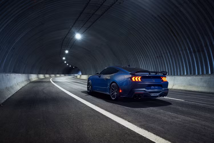 Ford đã bắt đầu sản xuất Ford Mustang Dark Horse cơ bắp cách đây 3 năm và đã trang bị cho xe khối động cơ Coyote V8 5.0 lít với các thanh kết nối từ động cơ 760 mã lực của Shelby GT500. Ford cũng đã lắp đặt cho xe van tiết lưu kép và đang hướng tới mục tiêu sản sinh công suất 500 mã lực, mặc dù số liệu cuối cùng vẫn chưa được xác nhận.