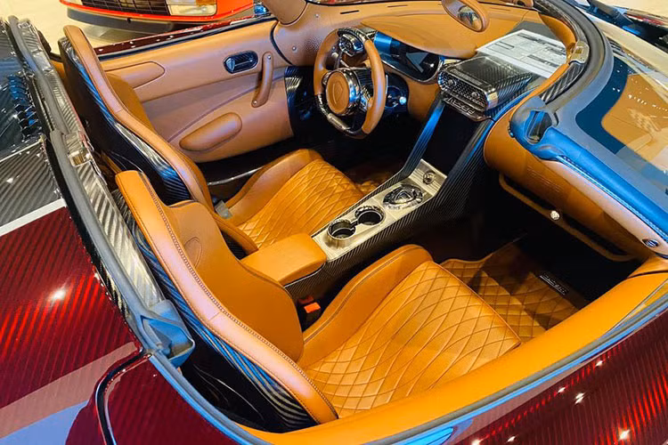 Nhờ sức mạnh này mà Koenigsegg Regera chỉ mất chưa đầy 3 giây để đạt 100 km/h từ vạch xuất phát, đồng thời lập kỷ lục thế giới với khả năng tăng tốc và giảm tốc 0 - 400 - 0 km/h trong 31,49 giây.
