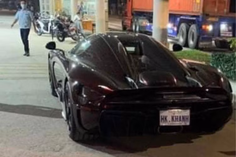 Dù có số lượng cực ít trên toàn thế giới, nhưng may mắn thay dải đất hình chữ S lại vinh dự có một chiếc Koenigsegg Regera được cho là thuộc sở hữu của đại gia Hoàng Kim Khánh. Hiện chiếc siêu xe này đã về nước và xuất hiện dày đặc trên mạng xã hội.