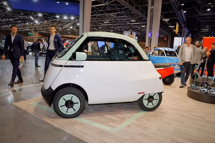 So với Microlino 2.0, Microlino Lite sở hữu một số thay đổi về thiết kế như cản trước không sơn màu. Ngoài ra, cụm đèn LED nằm vắt ngang đầu xe của Microlino 2.0 cũng không được áp dụng cho Microlino Lite. Thay vào đó, Microlino Lite chỉ được trang bị đèn LED nhỏ hơn, nối với nhau bằng nẹp màu đen bóng.