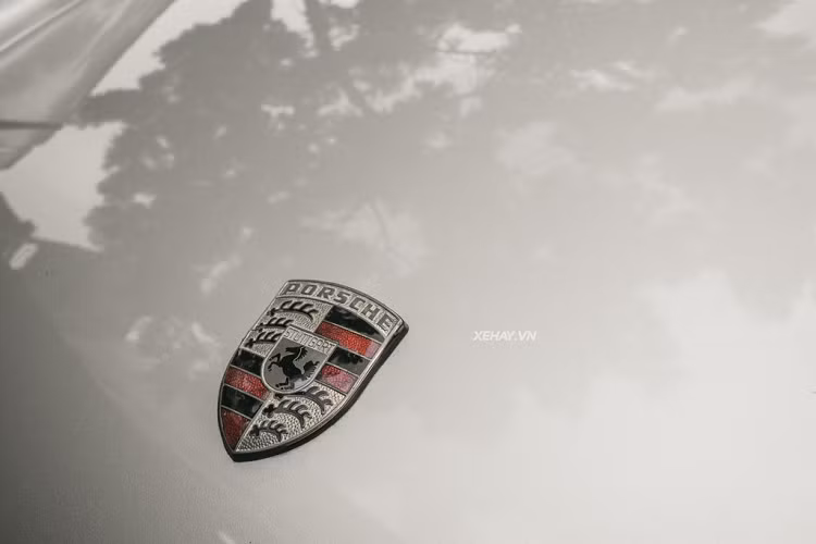 Trở lại với chiếc Porsche 930 Turbo của Đặng Lê Nguyên Vũ, đây là mẫu xe thể thao được sản xuất từ năm 1975 đến năm 1989 và được giới mê xe biết đến với tên gọi quen thuộc 911 Turbo. Đây là mẫu xe 911 hàng đầu của thương hiệu Porsche trong suốt thời gian sản xuất cũng như tại thời điểm giới thiệu, ngoài ra, đây còn là mẫu xe thương mại nhanh nhất của thương hiệu.