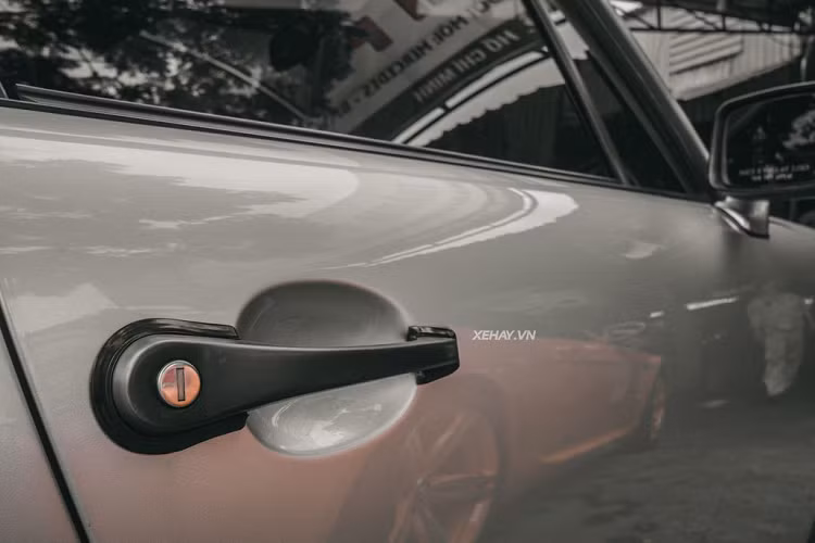 Ở bên trong, nội thất của chiếc Porsche 930 Turbo được bọc da màu xám xuyên suốt. Khoang lái của xe có thiết kế tối giản, tuy nhiên vẫn mang trong mình DNA của Porsche với vô lăng thể thao, đặc biệt là bộ 5 đồng hồ đặc trưng của dòng xe Porsche 911.