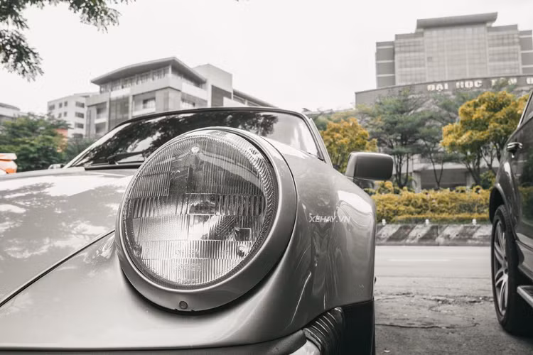 Chiếc Porsche 930 Turbo của ông Đặng Lê Nguyên Vũ được hoàn thiện trong lớp sơn màu bạc. Xe vẫn sở hữu những đường nét thiết kế truyền thống của gia đình Porsche và dòng 911 với phần đèn pha nhô cao hình tròn, nắp ca-pô vát chéo với góc nghiêng lớn, bộ vành 5 chấu sơn đen cuốn hút và cánh gió cỡ lớn như đuôi cá voi ở phía sau.