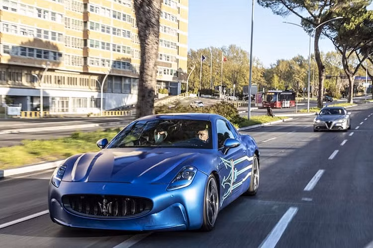 Sức mạnh này giúp mẫu coupe thể thao có thể tăng tốc 0-100 km/h dưới 3 giây, trước khi đạt tốc độ tối đa 305 km/h. Mặc dù nhà sản xuất không đưa ra bất kỳ số liệu dự đoán nào về phạm vi hoạt động, nhưng Francesco Tonon - người đứng đầu kế hoạch sản phẩm của Maserati, đã nói rằng phạm vi lái xe tối đa sau một lần sạc đầy sẽ làm “thỏa mãn mọi khách hàng”.