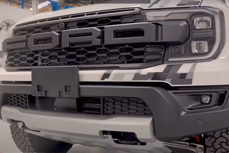 So với phiên bản trước, Ford Ranger Raptor thế hệ mới có ngoại hình ấn tượng hơn nhiều với phần đầu xe xuất hiện mặt ca-lăng cỡ lớn, được sơn đen mờ, xe sở hữu đèn pha siêu to siêu khổng lồ với công nghệ chiếu sang Matrix LED,cản va trước đi kèm tấm ốp màu bạc hầm hố hơn bản cũ đi kèm tấm ốp màu bạccũng như khác biệt hoàn toàn so với Ford Ranger 2022 đang bán ra tại Việt Nam