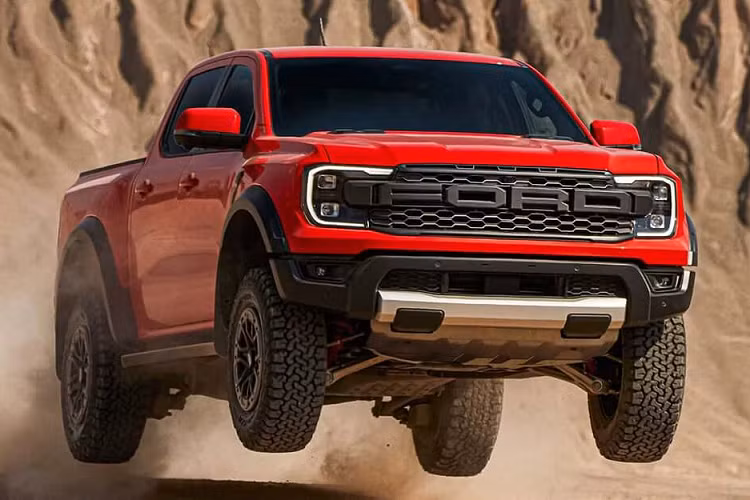 Truyền sức mạnh cho xe Ford Ranger Raptor 2023 có đến 2 loại động cơ, đầu tiên là diesel 4 xi-lanh, tăng áp kép, dung tích 2.0 lít của bản cũ và ấn tượng nhất là khối động cơ xăng EcoBoost V6, tăng áp kép, dung tích 3.0 lít, tạo ra công suất tối đa 284 mã lực-392 mã lực và mô-men xoắn cực đại 491 Nm đến 583 Nm, tùy theo thị trường cụ thể.