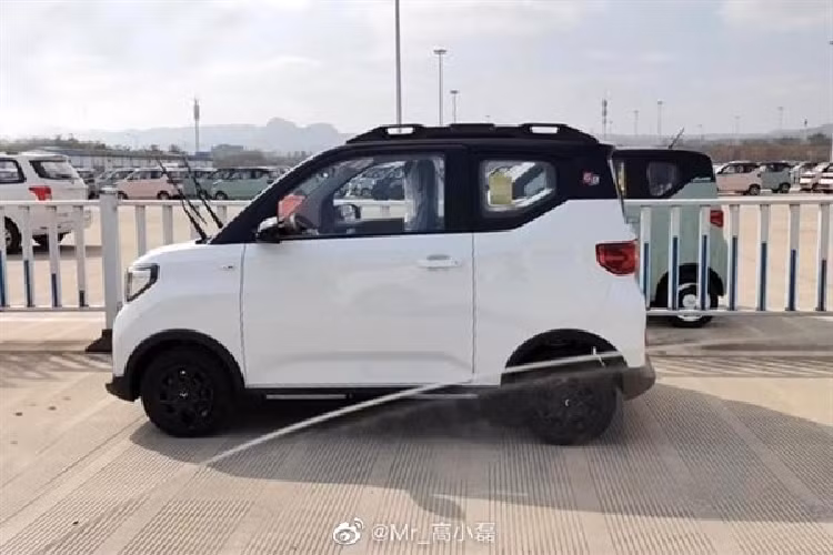 Tiếp đến là baga nóc hầm hố và nam tính hơn so với bản thường. Trong khi đó, logo "GB" mới trên cột C tạo dấu hiệu nhận biết cho phiên bản đặc biệt. Ngoài ra, Wuling Hongguang Mini EV Gameboy 2022 còn có đèn hậu mới với tạo hình chữ "X" bên trong giống đèn pha. Không chỉ thay đổi thiết kế, Wuling Hongguang Mini EV Gameboy 2022 còn được tăng kích thước.