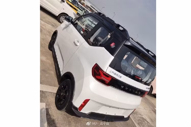Tính đến thời điểm hiện tại, dòng xe Wuling Hongguang Mini EV siêu rẻ đã đạt doanh số tổng cộng 590.000 chiếc tại thị trường Trung Quốc. Với sự xuất hiện của phiên bản Gameboy, mẫu ô tô điện này hứa hẹn sẽ càng thêm ăn khách. Đáng tiếc là giá xe Wuling Hongguang Mini EV Gameboy 2022 vẫn chưa được hé lộ. Tuy nhiên, sẽ không bất ngờ nếu xe có giá cao hơn mức 29.800 - 38.800 Nhân dân tệ (khoảng 106 - 138 triệu đồng) của các phiên bản còn lại.
